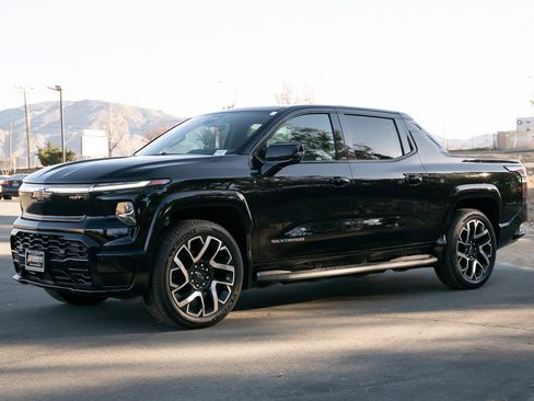 Used 2024 Chevrolet Silverado EV RST image 7