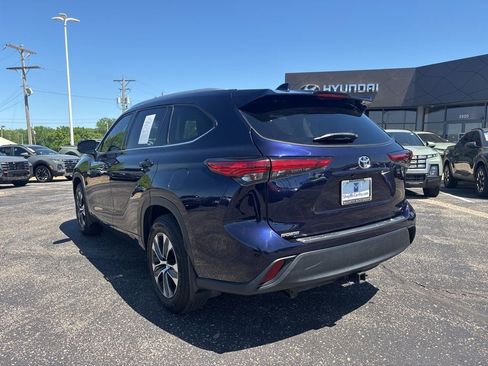 Used 2022 Toyota Highlander XLE AWD/4WD image 7
