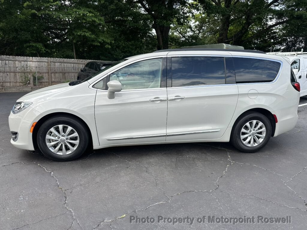 Used 2017 Chrysler Pacifica Touring-L FWD image 5
