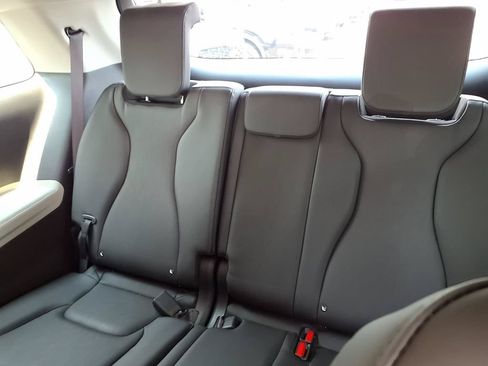 Used 2024 Kia Carnival LX FWD image 18