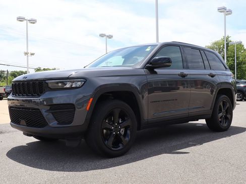 Used 2023 Jeep Grand Cherokee Altitude AWD/4WD image 8