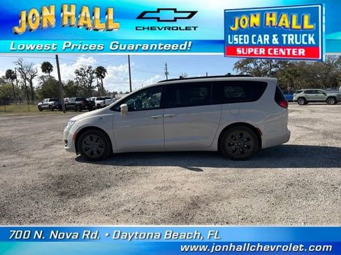 Used 2020 Chrysler Pacifica Touring-L w/ S Appearance Package image 4