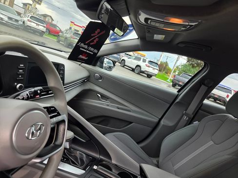 Used 2021 Hyundai Elantra SE FWD image 15