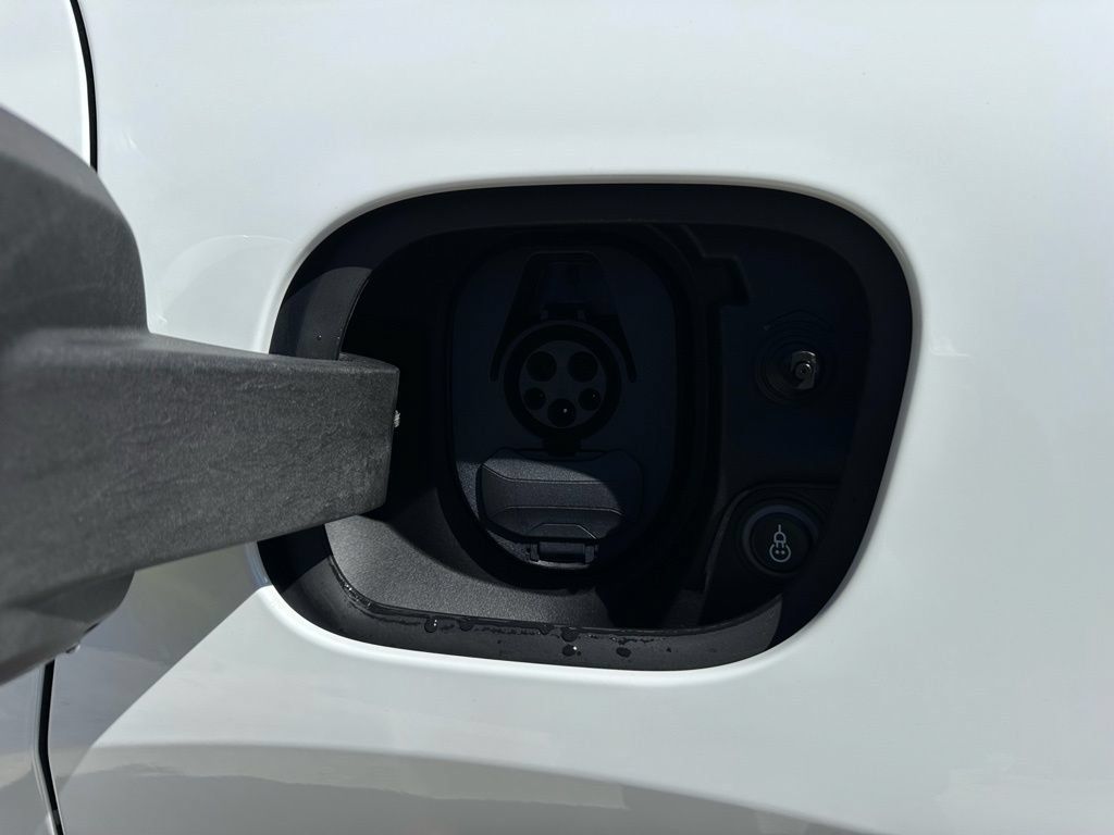 Used 2026 Porsche Macan Electric RWD image 43