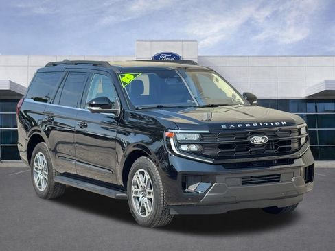 Used 2025 Ford Expedition Active AWD/4WD image 2