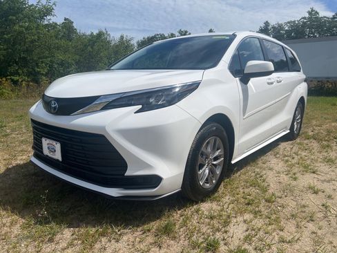 Used 2024 Toyota Sienna LE image 3