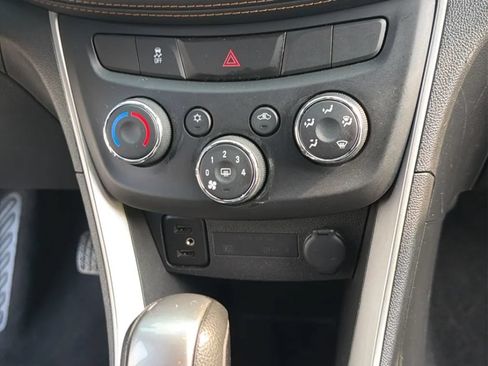 Used 2020 Chevrolet Trax LT AWD/4WD image 35