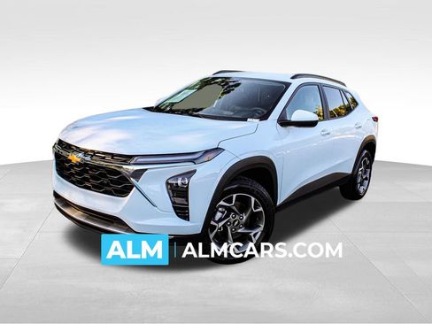 Used 2025 Chevrolet Trax LT FWD image 1