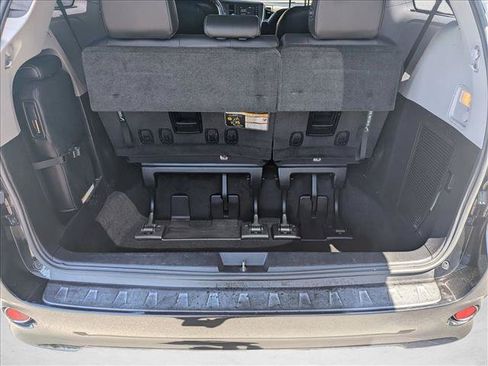 Used 2018 Toyota Sienna SE w/ Carpet Mat Package FWD image 6