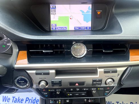 Used 2013 Lexus ES 300h image 25