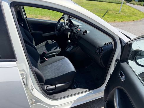 Used 2011 MAZDA MAZDA2 Sport FWD image 13