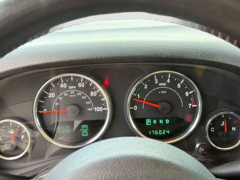 Used 2012 Jeep Wrangler Unlimited Sahara w/ Connectivity Group AWD/4WD image 27
