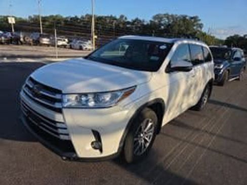 Used 2017 Toyota Highlander XLE AWD/4WD image 1