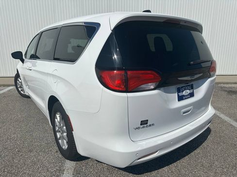 Used 2024 Chrysler Voyager LX FWD image 5
