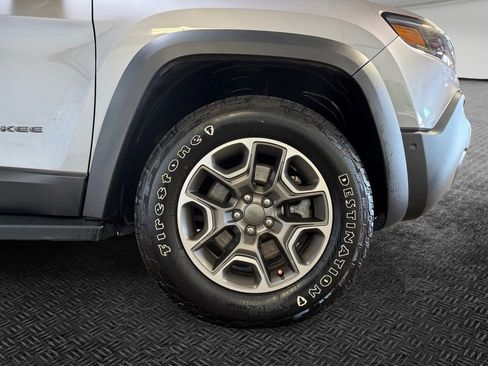 Used 2022 Jeep Cherokee Trailhawk w/ Sun, Sound & Nav Group AWD/4WD image 11