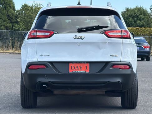 Used 2015 Jeep Cherokee Latitude AWD/4WD image 6