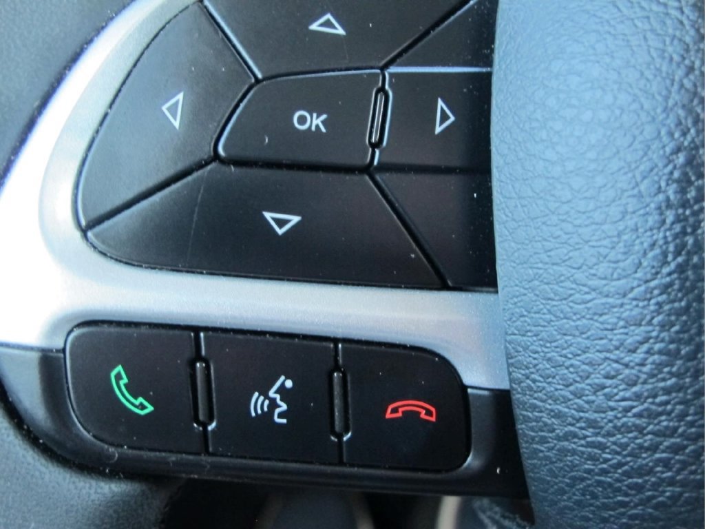 Used 2020 Jeep Renegade Latitude AWD/4WD image 19