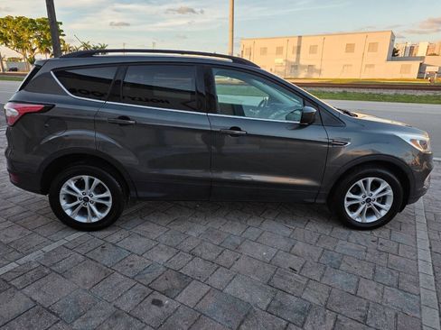 Used 2018 Ford Escape SE FWD image 8