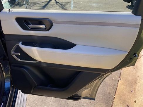 Used 2025 Nissan Armada Platinum image 36