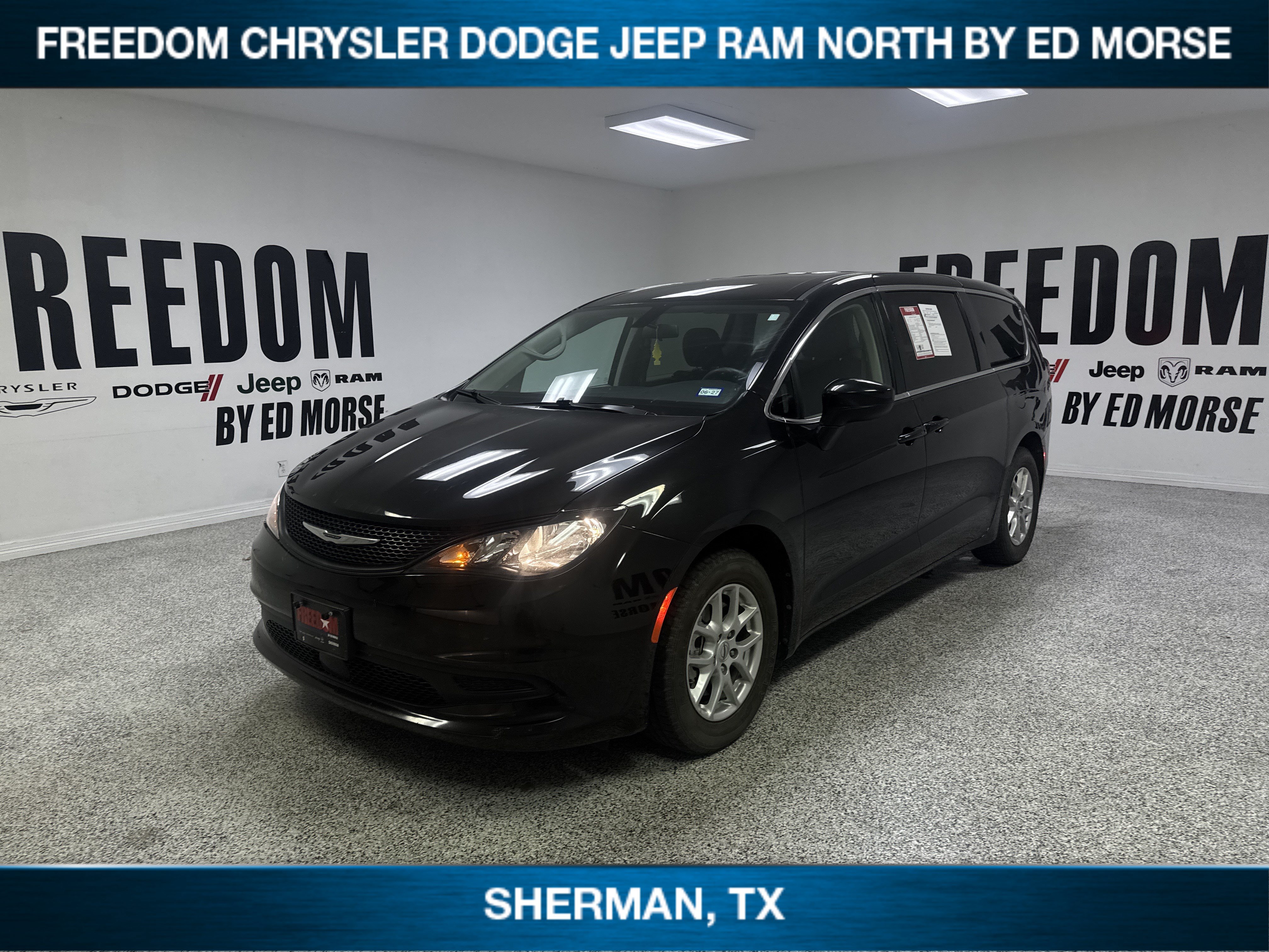 Used 2022 Chrysler Voyager LX FWD image 1