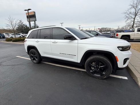 Used 2023 Jeep Grand Cherokee Altitude image 2