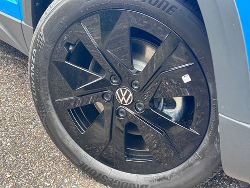 New 2026 Volkswagen Taos SE FWD image 2