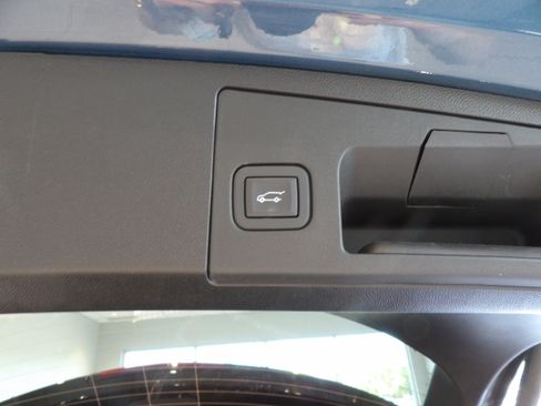 Used 2024 Cadillac XT4 Premium Luxury image 18