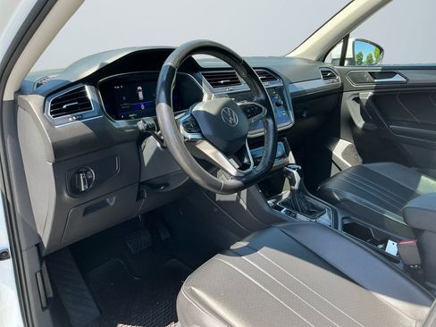 Used 2022 Volkswagen Tiguan SE w/ Panoramic Sunroof Package AWD/4WD image 11