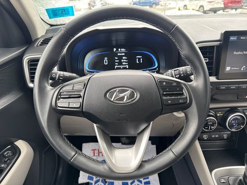 Used 2025 Hyundai Venue SEL image 16