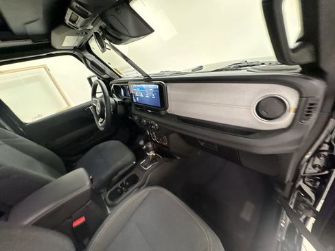 Used 2025 Jeep Wrangler Unlimited Sahara w/ Safety Group AWD/4WD image 30