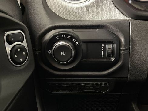 Used 2025 Jeep Wrangler Sahara image 28