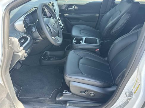 New 2026 Chrysler Pacifica Select image 9