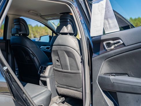 Used 2025 Kia Sportage EX image 12