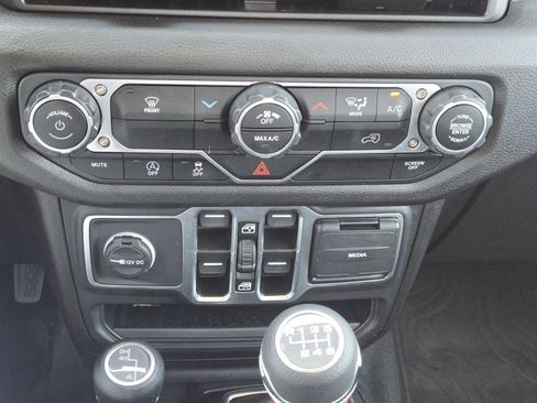 Used 2025 Jeep Wrangler Unlimited Sport AWD/4WD image 22