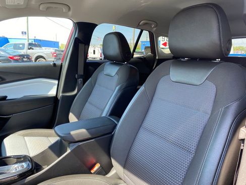 Used 2025 Chevrolet Trax LT w/ LT Convenience Package FWD image 9
