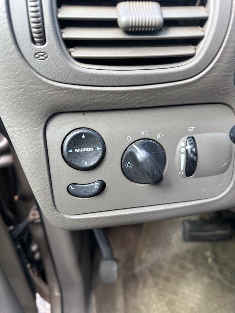 Used 2004 Chrysler Town & Country LX w/ Popular Equipment Group FWD image 9