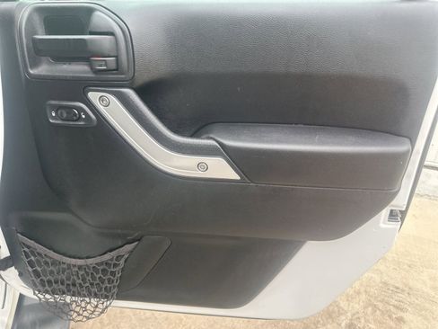 Used 2013 Jeep Wrangler Unlimited Sahara AWD/4WD image 17