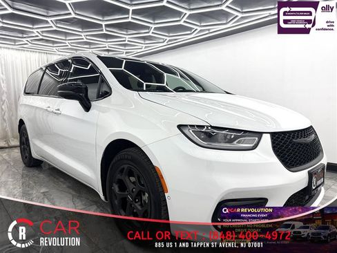 Used 2024 Chrysler Pacifica Limited FWD image 1