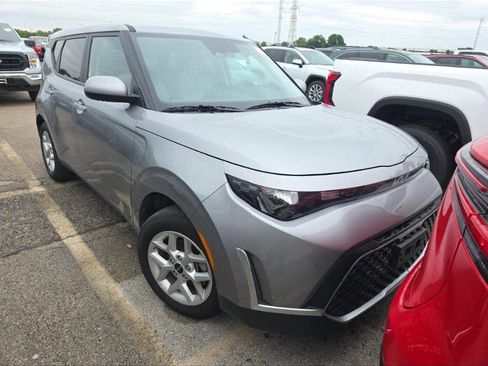Used 2025 Kia Soul LX FWD image 1