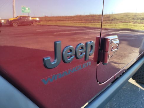 Used 2021 Jeep Wrangler Sport AWD/4WD image 9