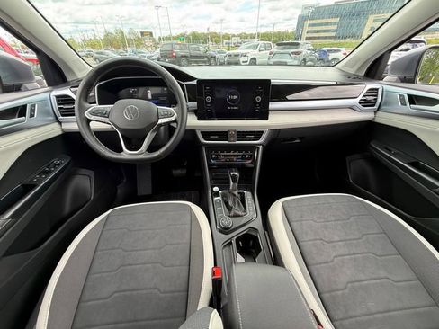 Used 2025 Volkswagen Taos SE AWD/4WD image 7