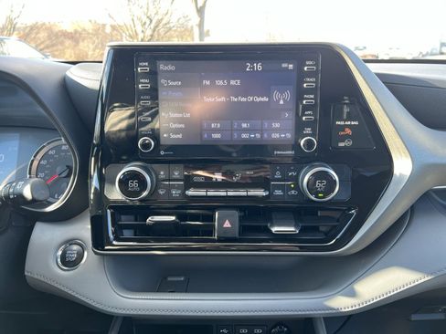Used 2022 Toyota Highlander L image 18