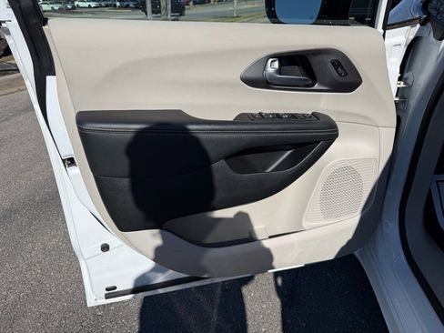 Used 2024 Chrysler Pacifica Touring-L image 13