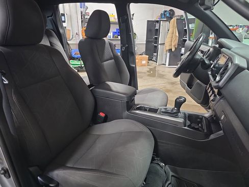 Used 2016 Toyota Tacoma TRD Sport w/ Towing Package image 10