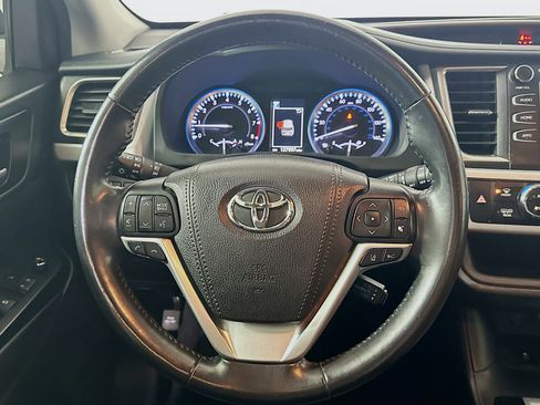 Used 2017 Toyota Highlander XLE image 18