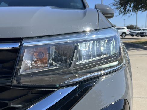 Certified 2023 Volkswagen Taos SE image 6