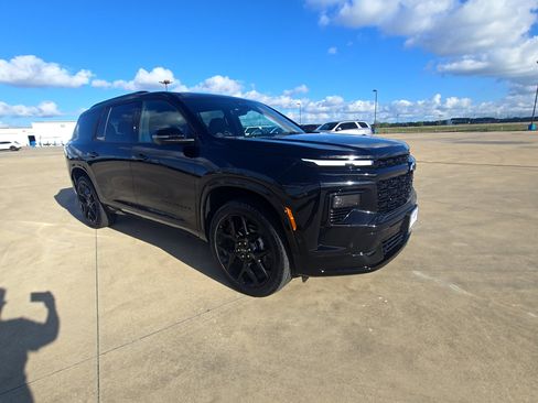 Used 2024 Chevrolet Traverse RS image 3