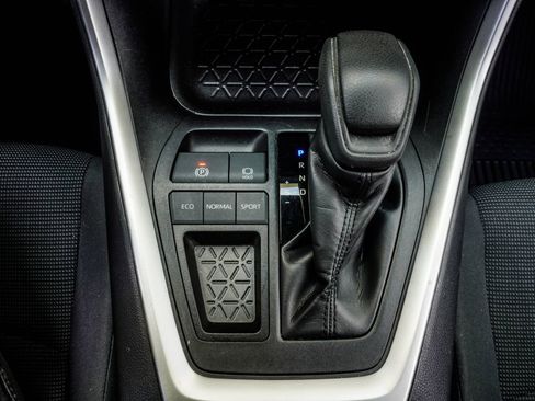 Used 2019 Toyota RAV4 LE FWD image 22