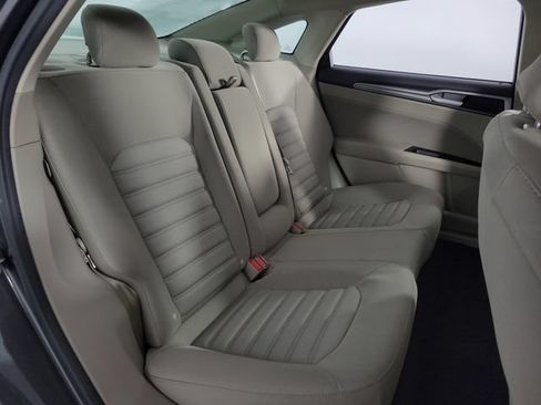 Used 2017 Ford Fusion SE FWD image 16
