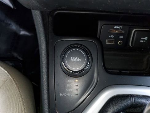 Used 2016 Jeep Cherokee Sport image 19